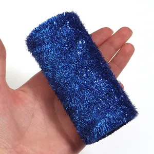 Gros plan d'un rouleau de ruban de guirlande bleue étincelant pour emballage cadeau et loisirs.
