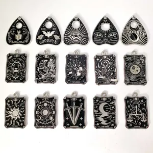Details zu gotischen Tarotkarten-Emaille-Anhängern, DIY schwarz-weißen Schmuckaccessoires.