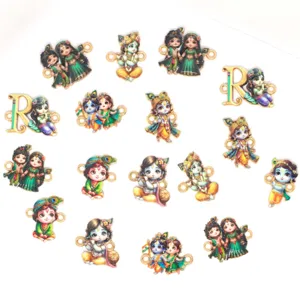 Detailansicht von Emaille Krishna DIY Anhängern und Buchstaben R Metallschmuck Zubehör.