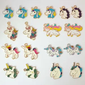 Gros plan détaillé de charmants pendentifs en alliage de licorne pour la création de bijoux.