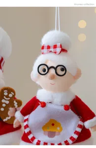 Nahaufnahme Detail der Plüsch Weihnachts-Chef-Weihnachtsmann-Hängepuppe mit Lebkuchenmann.