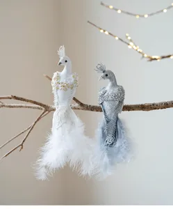 Gedetailleerd overzicht van kunstveder pauw ornamenten voor kerstboom en feestelijke decoratie.