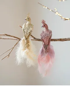 Glitter pauwenveer ornament set voor kerstboom decoratie en feestelijke etalage display.