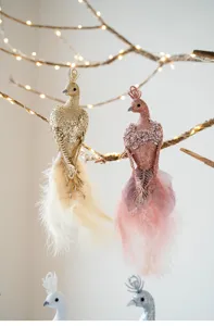Detail van glitter pauwveer kerstboomhanger voor feestelijke decoratie en ornamenten.