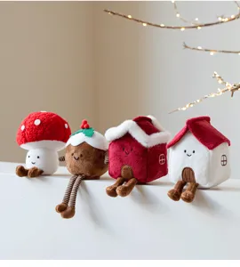 Set di peluche natalizi, simpatici pupazzi di funghi e case con gambe penzolanti per decorazioni.