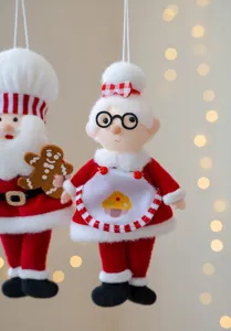 Plüsch Koch Weihnachtsmann Christbaumschmuck Detailansicht, süße rote Stoff Weihnachtsfigur.