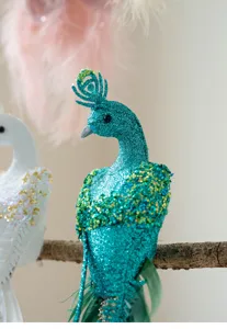 Detailweergave van glitterende turquoise kunstmatige pauwenveerhanger voor kerstboomdecoratie.