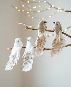 Adornos de pájaros de plumas artificiales para la decoración del árbol de Navidad.
