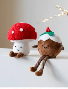 Dettaglio ornamento peluche Natale, simpatiche bambole fungo e pudding per decorazioni.