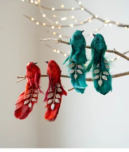 Primer plano detalle de pájaros de plumas brillantes para decoración de árbol y accesorio