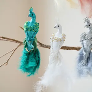 Glitterende pauw hangende decoratie voor kerstboom en feestelijke etalageinrichting.