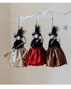 Halloween hängende Hexenpuppe Dekoration mit Besen, detailreiches Grusel-Szenen-Accessoire.