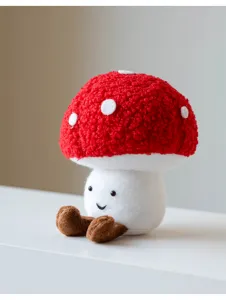 Simpatico giocattolo di peluche a fungo rosso bambola farcita per decorazione festiva.