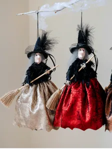 Halloween Hexen Hängedeko mit Besen, ideal für gruselige Party Dekorationen und Requisiten.