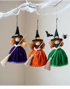 Halloween Hexen Puppe Detailansicht, süße Plüsch Besen Deko mit Hut und kleinen Accessoires.