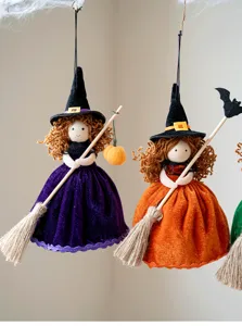 Halloween Hexenpuppe Detailansicht mit niedlichem Plüschstoff Design und Besen Hängedeko.