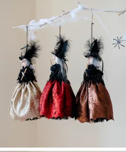 Halloween Hexen-Hängepuppe Detail, mit Besen und Glitzerkleid, festliche Party-Dekoration.