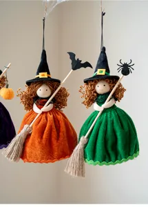 Schöne Halloween Hexe Stoffpuppe als hängende Dekoration mit Besen und Samtkleid.