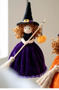 Süße Halloween Deko Plüsch Hexe Puppe mit Besen Mädchen Hängeornament Party Deko Requisiten