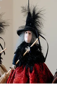 Halloween hängende Hexenpuppe Dekoration mit Besen und rotem Kleid für Festival Party