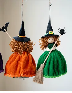 Halloween hängende Hexen Puppe Detailaufnahme, niedliche Samtrock Dekoration Party Requisite.