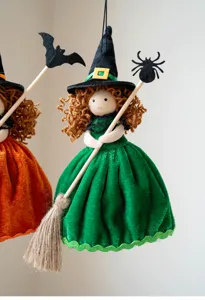 Halloween Hexen Puppe Hänge-Dekoration, mit grünem Samtkleid und Besen Detail im Detail.