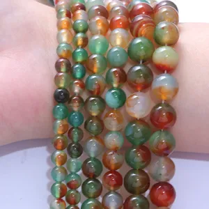 Details van kleurrijke pauw agaat ronde kralen halffabricaten strengen voor DIY armbanden.