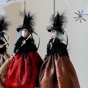 Halloween hängende Hexen Deko Plüschpuppe mit Besen und glitzerndem Kleid für Party.