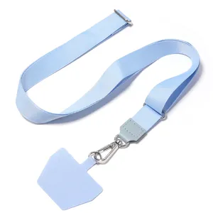 Détail de lanière de téléphone bleu clair réglable, sangle en nylon durable avec boucles.