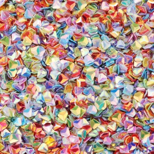 Primo piano di paillettes olografiche per nail art, glitter PVC colorato tagliato a diamante 4mm.