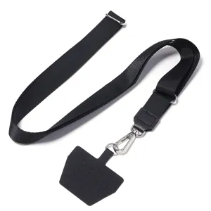 Gros plan sur la lanière de téléphone noire réglable avec mousqueton en métal.