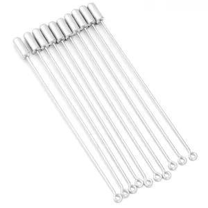 Zilverkleurige lange brochespelden met oogje en stopkappen, DIY sieraden maker accessoire detail.