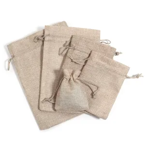 Nahaufnahme von Leinen Kordelzug Geschenktüten in verschiedenen Größen für Schmuck.