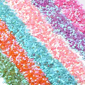 Paillettes coeur multicolores de 3mm vue en detail pour nail art et bricolage de vetement.