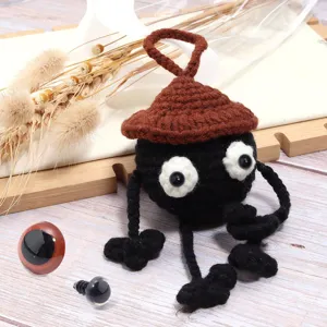 Bambola di peluche all'uncinetto fatta a mano con occhi di sicurezza in plastica e cappello.