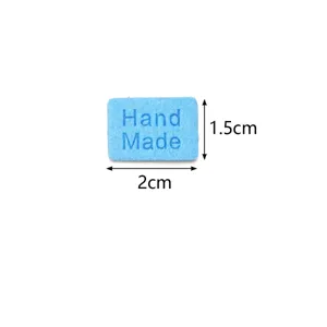 Gedetailleerd overzicht van het blauwe in reliëf gemaakte microvezel leren handgemaakte label.