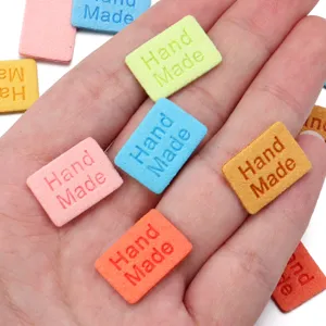 Gedetailleerd overzicht van kleurrijke vierkante microvezel lederen handgemaakte labels.