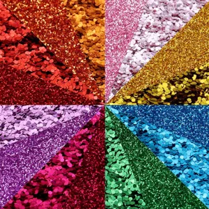 Dettaglio di glitter esagonali per nail art, artigianato e progetti di decorazione fai da te.