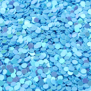 Vista dettagliata di paillettes rotonde in PVC senza foro da 3 mm in azzurro per nail art e abiti.