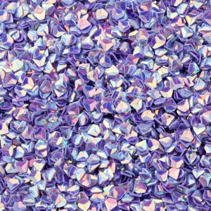 Vista di dettaglio di paillettes per unghie in PVC olografico da 4mm, brillantini viola lucidi.