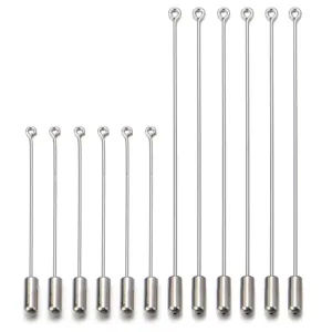 Detail van lange brochespelden met koperen afwerking en oogje voor al uw DIY knutselprojecten.