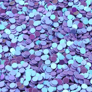 Primo piano di paillettes rotonde olografiche blu viola per nail art e dettagli artigianali