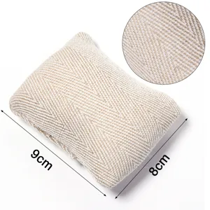 Beige Leinen Uhren Armband Display Kissen Detail mit Textur Nahaufnahme und Massangaben.