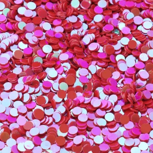 Primo piano di paillettes rotonde in PVC senza foro da 3,0 mm con finitura iridescente.