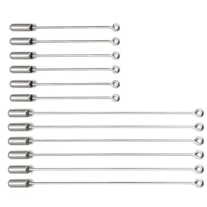 Gedetailleerd overzicht van metalen brochespelden en siliconen stoppers voor DIY accessoires.
