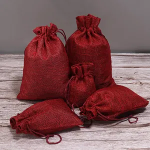 Rote Jute Kordelzugbeutel Detailansicht perfekt für Schmuckgeschenke und kleine Aufbewahrung.
