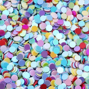 Vista dettagliata di paillettes rotonde in PVC colorate da 3,0 mm, perfette per nail art e decori.