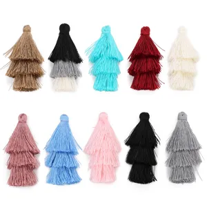 Gros plan de glands en polyester tricolores colorés, parfaits pour la fabrication de bijoux DIY.