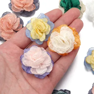 Nahaufnahme bunter Chiffon Handgemachte Blumen mit brennenden Kanten, DIY Zubehör.