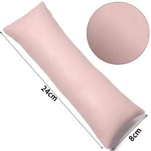 Nahaufnahme Detail eines rosa PU-Leder Uhrenkissen zeigt Textur und Abmessungen.